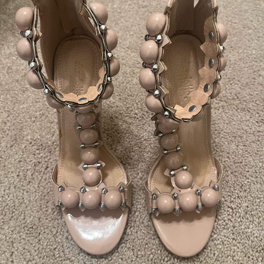 Charlotte Russell, heels! 🔥